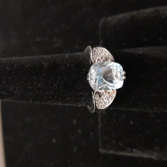 Jewelry - NEW  blue topaz sterling silver ring (R027)